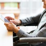 Dank der digitalen Entwicklungen können wir auch in der Langzeitpflege weiterhin aktiv am Leben teilnehmen. Bildquelle: © Getty Images / Unsplash.com