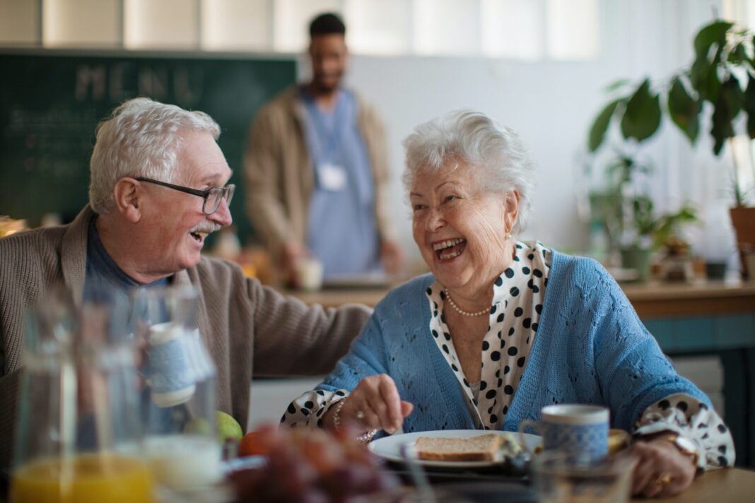 Die Langzeitpflege in einem betreuten Wohnen oder Pflegeheim birgt auch viele Vorteile und neue Chancen. Bildquelle: © Getty Images / Unsplash.com
