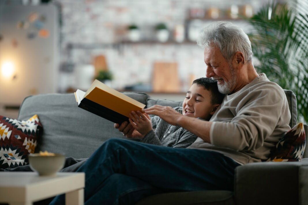 Die Sprache der Enkel verstehen und sprechen, dazu gehört es sich mit den angesagten englischen Begriffen der Enkel vertraut zu machen. Bildquelle: © Getty Images / Unsplash.com