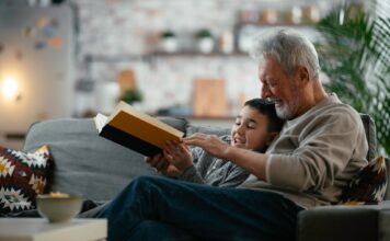Rainald Bierstedt: Englisch und die Generation 59plus Die Sprache der Enkel verstehen und sprechen, dazu gehört es sich mit den angesagten englischen Begriffen der Enkel vertraut zu machen. Bildquelle: © Getty Images / Unsplash.com