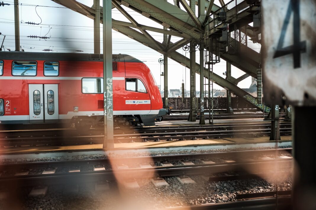 Seit dem Sommer gibt es das sog. Deutschlandticket der Deutschen Bahn. Bildquelle: © Jonas Junk / Unsplash.com