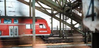 Einsteigen und sorgenfrei reisen mit dem Deutschlandticket Seit dem Sommer gibt es das sog. Deutschlandticket der Deutschen Bahn. Bildquelle: © Jonas Junk / Unsplash.com