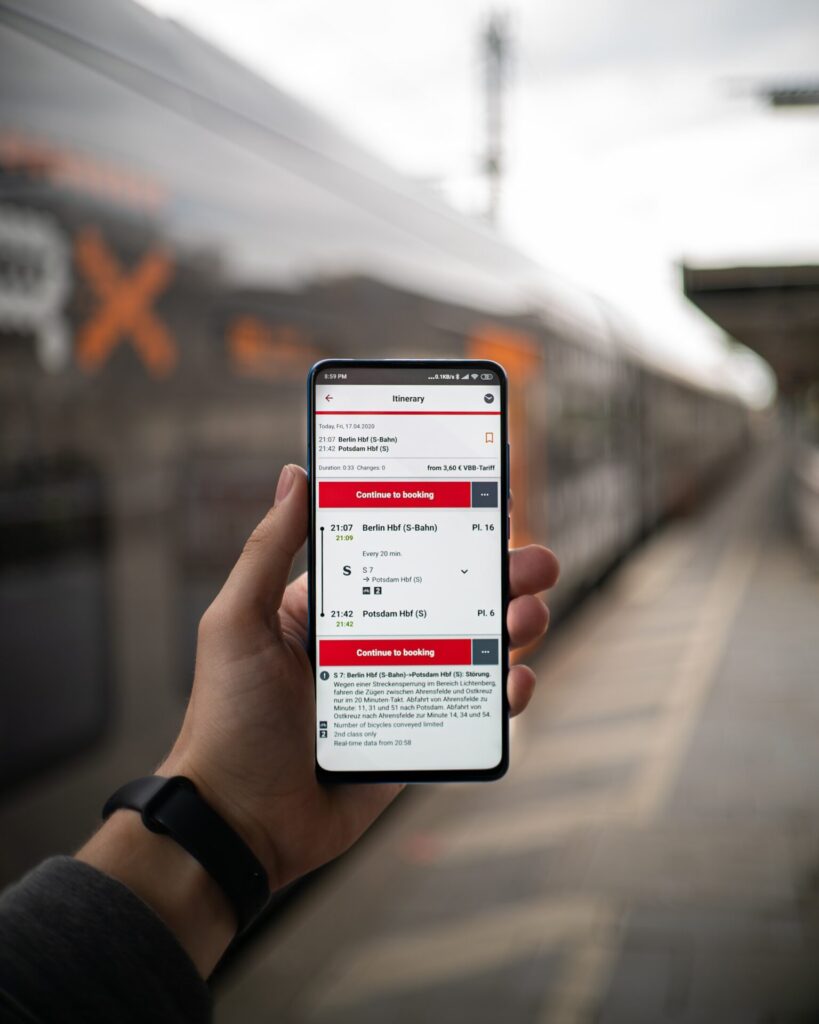 Das Deutschlandticket lässt sich natürlich ganz bequem über das Smartphone verwalten. Bildquelle: © Mika Baumeister / Unsplash.com