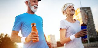 Gesunde Knie, glückliches Leben: Wie Bewegung die Kniegesundheit fördert Walken statt Joggen - schont die Knie in einem ganz erheblichen Maß. Bildquelle: © Getty Images / Unsplash.com