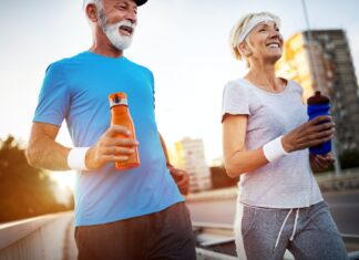 Gesunde Knie, glückliches Leben: Wie Bewegung die Kniegesundheit fördert Walken statt Joggen - schont die Knie in einem ganz erheblichen Maß. Bildquelle: © Getty Images / Unsplash.com