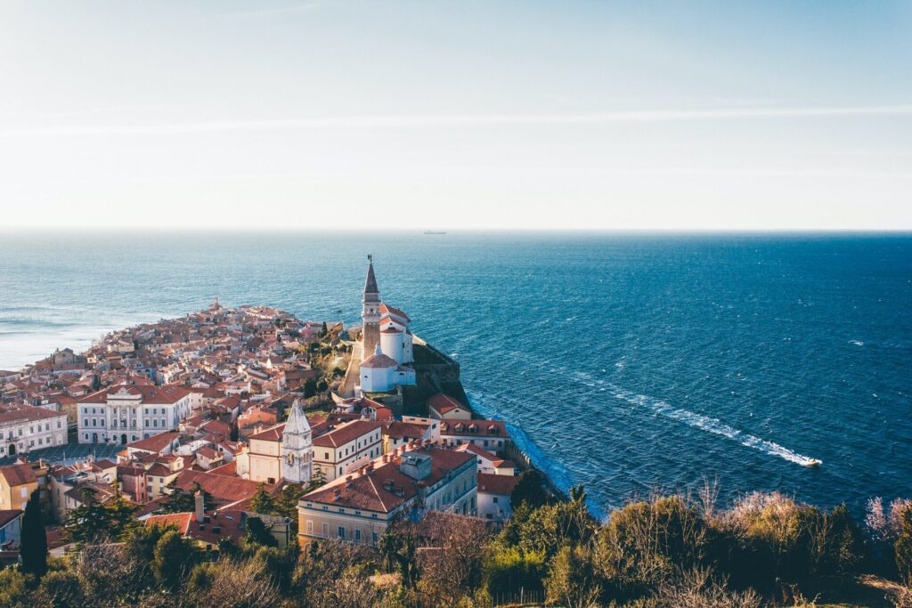 Slowenien bietet abwechslungsreiche Landschaften und interessante Städte. Bildquelle: © Mikita Karasiou / Unsplash.com