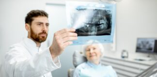 Das Korrigieren von Zahnfehlstellungen bei Erwachsenen: Wann ist ein Aligner eine sinnvolle Option? Eine Korrektur einer Zahnfehlstellung darf auch gern noch ab 59plus erfolgen. Bildquelle: © Getty Images / Unsplash.com