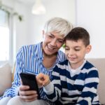 Gaming ist spätestens seit Pokémon Go nicht mehr nur ein Spiel für die junge Generation. Die Enkel freuen sich, wenn Oma und Opa sich ebenfalls mit diesem Spiel auskennen. Bildquelle: © Getty Images / Unsplash.com