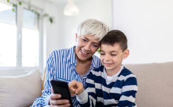 Pokémon Go, Words with Friends und Co. – Spieleklassiker neu aufgelegt! Gaming ist spätestens seit Pokémon Go nicht mehr nur ein Spiel für die junge Generation. Die Enkel freuen sich, wenn Oma und Opa sich ebenfalls mit diesem Spiel auskennen. Bildquelle: © Getty Images / Unsplash.com