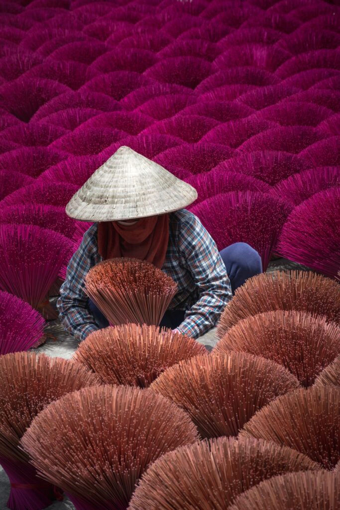 Ganze Felder sieht man z. B. in Vietnam in prachtvollen Farben. Hier trocknen die Räucherstäbchen. Bildquelle: © Filipe Freitas / Unsplash.com