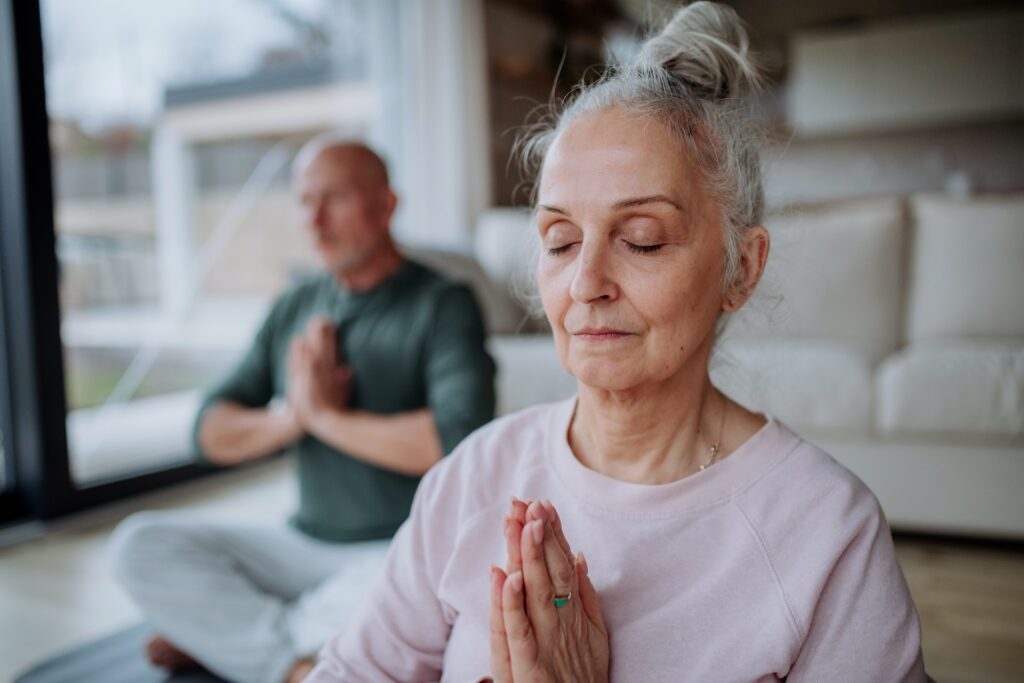 Meditations- oder Yogaübungen lassen sich vor allem zuhause ganz wunderbar mit Räucherstäbchen unterstützen. Bildquelle: © Getty Images / Unsplash.com