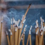 Räucherstäbchen gibt es in ganz unterschiedlichen Duftvarianten. Bilsquelle: © Milada Vigerova / Unsplash.com