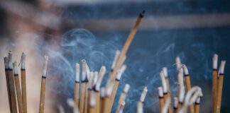 Räucherstäbchen: Wozu dienen Räucherstäbchen? Räucherstäbchen gibt es in ganz unterschiedlichen Duftvarianten. Bilsquelle: © Milada Vigerova / Unsplash.com