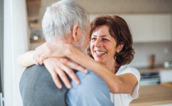 Sexualität im Alter – Tabus brechen und die Freuden des Lebens feiern Sexualität ist eben nicht nur eine Frage des Alters, sondern vielmehr ein Umgang mit ihr. Bildquelle: © Getty Images / Unsplash.com