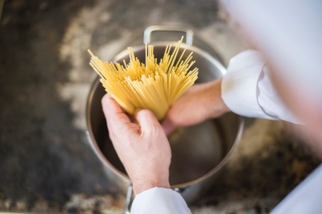 Zur Sicherheit ist es gut immer einen kleinen Vorrat an Grundnahrungsmitteln im Haus zu haben. So kann man in unvorhersehbaren Situationen entspannt bleiben. Bildquelle: © Getty Images / Unsplash.com