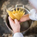 Zur Sicherheit ist es gut immer einen kleinen Vorrat an Grundnahrungsmitteln im Haus zu haben. So kann man in unvorhersehbaren Situationen entspannt bleiben. Bildquelle: © Getty Images / Unsplash.com