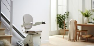 Vergleich: Sitzlift, Plattformlift und Hublift – Welcher ist der richtige Treppenlift? Vielleicht nicht immer die schönste Lösung, aber in jedem Fall eine sehr praktische Lösung - der Treppenlift. Bildquelle: © Adobe Stock