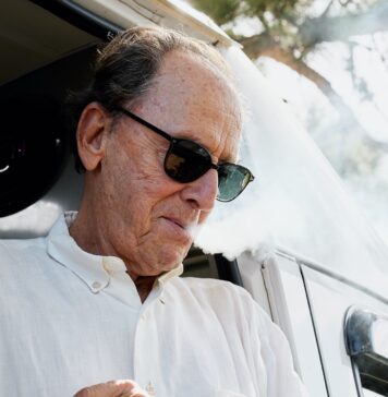 Rauchentwöhnung im Alter: Warum Vaping eine Überlegung wert ist In der Generation 59plus findet man doch noch viele RauSich das Rauchen abzugewöhnen ist nicht selten eine wirklich große Herausforderung. Vaping kann eine mögliche Alternative und damit Unterstützung sein. Bildquelle: © Natalia Blauth / Unsplash.com