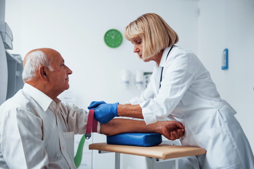 Ein regelmäßiger Checkup inkl. der Blutwerte beugt vielen Erkrankungen vor. Bildquelle: © Getty Images / Unsplash.com