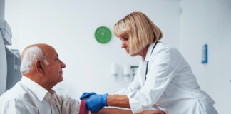 Wie die Kenntnis der eigenen Blutwerte helfen kann, Krankheiten zu verhindern Ein regelmäßiger Checkup inkl. der Blutwerte beugt vielen Erkrankungen vor. Bildquelle: © Getty Images / Unsplash.com