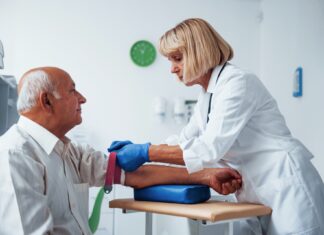 Wie die Kenntnis der eigenen Blutwerte helfen kann, Krankheiten zu verhindern Ein regelmäßiger Checkup inkl. der Blutwerte beugt vielen Erkrankungen vor. Bildquelle: © Getty Images / Unsplash.com