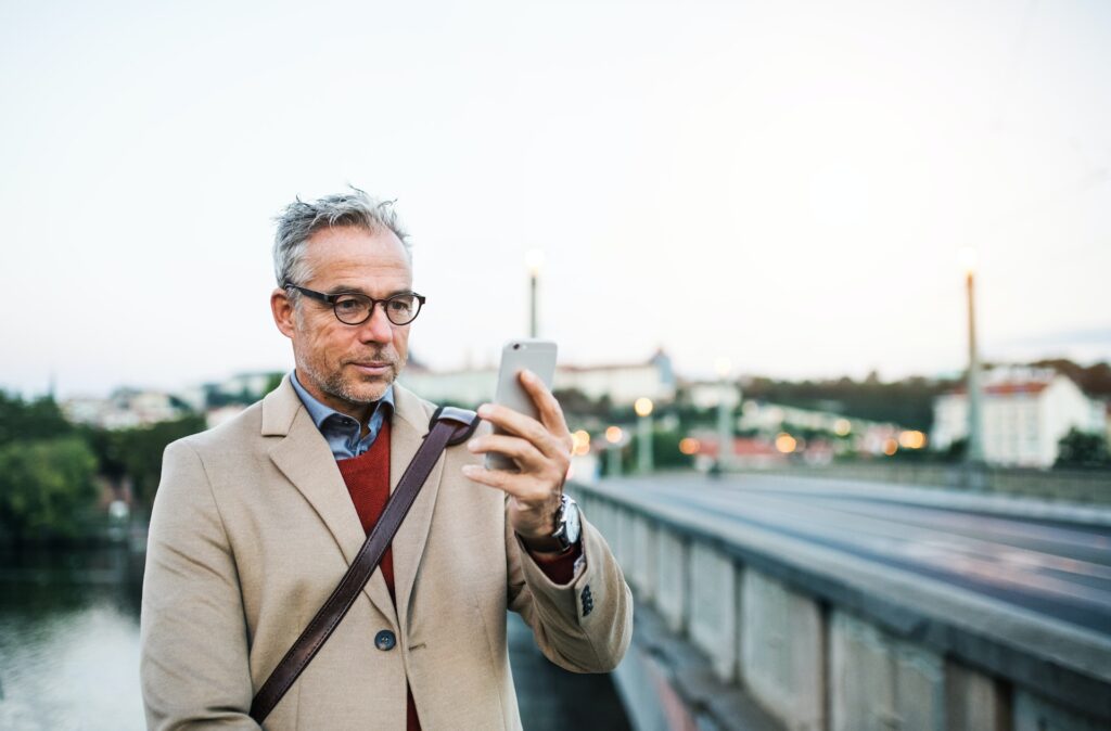 Auch für die Herren ist der stetig höher werdende Haaransatz nicht immer eine Freude. Bildquelle: © Getty Images / Unsplash.com