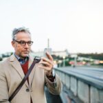 Auch für die Herren ist der stetig höher werdende Haaransatz nicht immer eine Freude. Bildquelle: © Getty Images / Unsplash.com