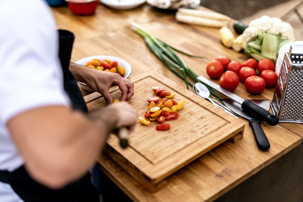 Eine nachhaltige Umstellung der Ernährung dauert sicherlich länger als eine Crash-Diät, führt aber auf lange Sicht zu einem größeren Erfolg. Bildquelle: © Or Hakim / Unsplash.com