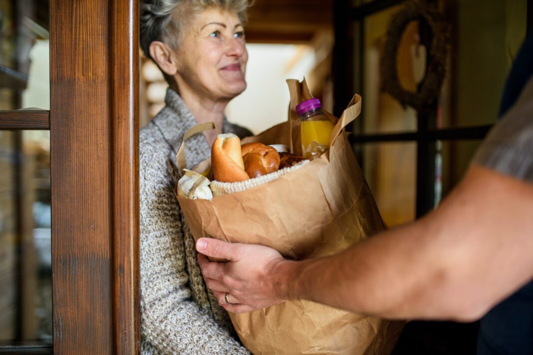 Mit einem Vordach über dem Hauseingang kommen auch Anlieferungen aller trocken ins Haus. Bildquelle: © Getty Images / Unsplash.com