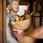 Mit einem Vordach über dem Hauseingang kommen auch Anlieferungen aller trocken ins Haus. Bildquelle: © Getty Images / Unsplash.com