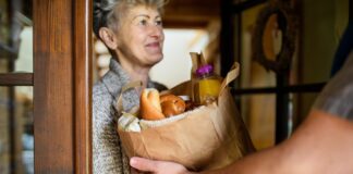 Regenschutz für den Eingangsbereich: Ein Vordach aus Kunststoffplatten Mit einem Vordach über dem Hauseingang kommen auch Anlieferungen aller trocken ins Haus. Bildquelle: © Getty Images / Unsplash.com