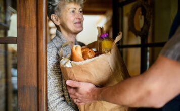Regenschutz für den Eingangsbereich: Ein Vordach aus Kunststoffplatten Mit einem Vordach über dem Hauseingang kommen auch Anlieferungen aller trocken ins Haus. Bildquelle: © Getty Images / Unsplash.com