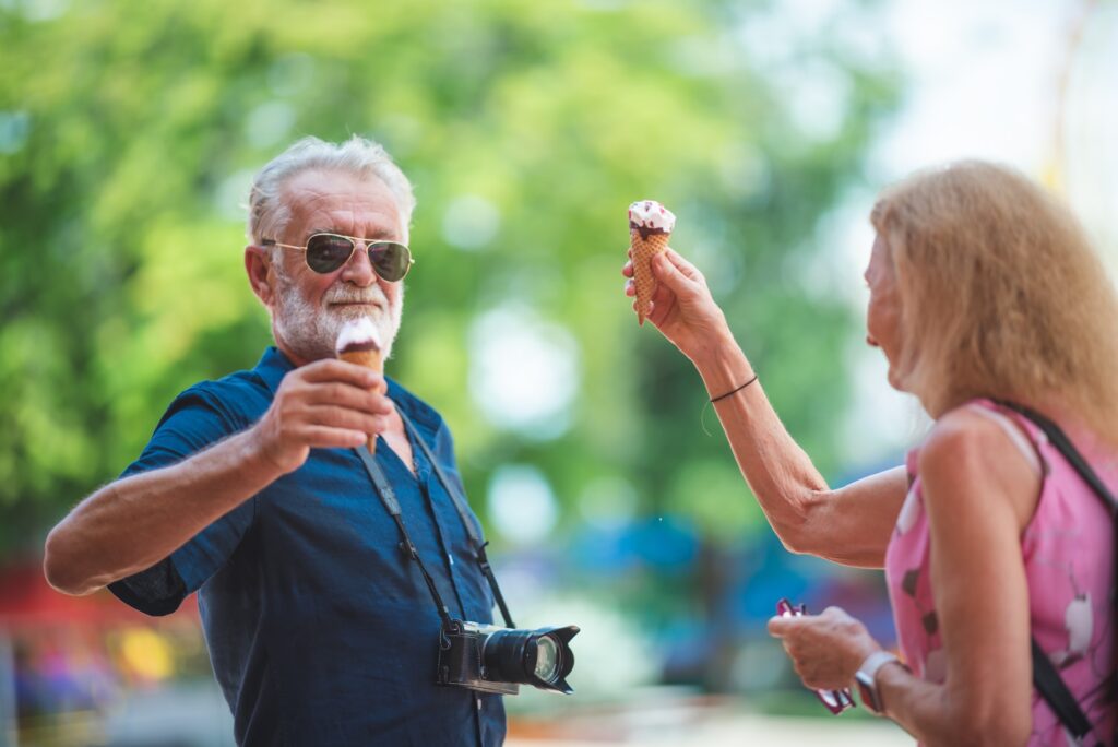 Egal ob ein Urlaub in den Bergen oder eine Städtereise, beides lässt sich ganz entspannt mit dem Reisebus machen. Bildquelle: © Getty Images / Unsplash.com