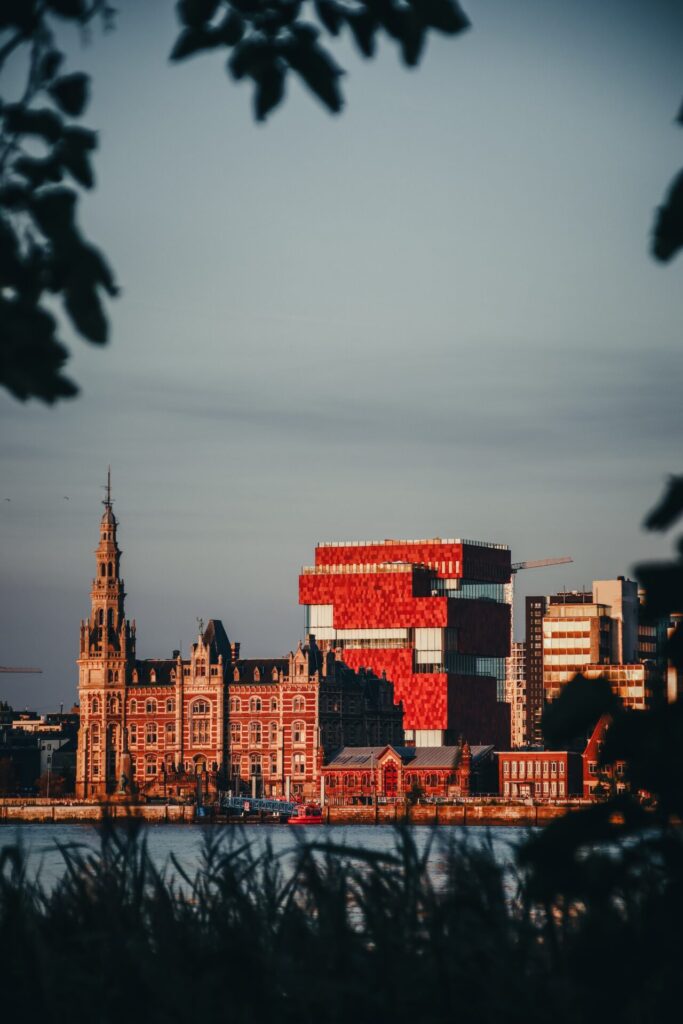 Städte wie z. B. Antwerpen lassen sich auch ganz wunderbar mit dem Bus bereisen. Bildquelle: © Shana van Roosbroek / Unsplash.com