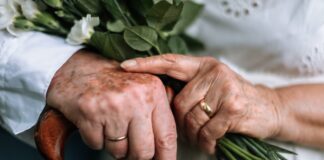 Inspirationen zur Erneuerung des Eheversprechens Die Erneuerung des Eheversprechens ist ein wunderschöne Art die Partnerschaft noch einmal zu feiern. Bildquelle: © Getty Images / Unsplash.com