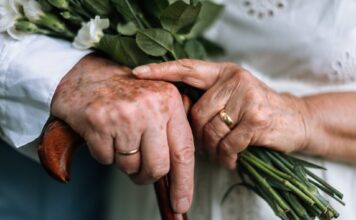 Inspirationen zur Erneuerung des Eheversprechens Die Erneuerung des Eheversprechens ist ein wunderschöne Art die Partnerschaft noch einmal zu feiern. Bildquelle: © Getty Images / Unsplash.com