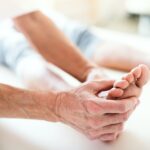 Unsere Füße freuen sich über eine gute Pflege in Form einer hochwertigen Fußcreme. Bildquelle: © Getty Images / Unsplash.com