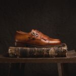 Klassische Lederschuhe gehören genauso in den Kleiderschrank der Herren, wie mindestens ein gut sitzender Anzug. Bildquelle: © Pablo Merchan Montes / Unsplash.com