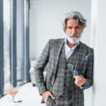 Die Herren der Generation 59plus legen zunehmend mehr Wert auf gut geschnittene klassische Anzüge oder einen passenden Duft. Bildquelle: © Getty Images / Unsplash.com
