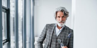 Stilvolle Akzente für den Herren: Von Modeklassikern bis zum perfekten Duft Die Herren der Generation 59plus legen zunehmend mehr Wert auf gut geschnittene klassische Anzüge oder einen passenden Duft. Bildquelle: © Getty Images / Unsplash.com