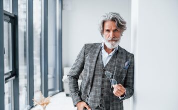 Stilvolle Akzente für den Herren: Von Modeklassikern bis zum perfekten Duft Die Herren der Generation 59plus legen zunehmend mehr Wert auf gut geschnittene klassische Anzüge oder einen passenden Duft. Bildquelle: © Getty Images / Unsplash.com