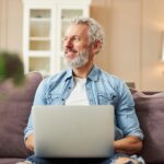Auch die Generation 59plus nutzt zunehmend mehr die Möglichkeit der Online-Partnersuche. Bildquelle: © Getty Images / Unsplash.com