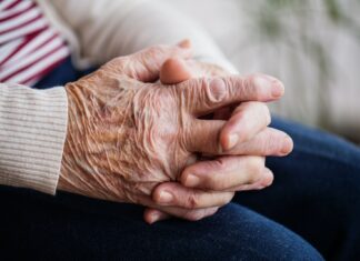 Neurodermitis verstehen und bewältigen: Strategien für ein gesünderes Hautbild Neurodermitis kann ganz unterschiedliche Auslöser haben. In jedem Fall gilt es diese zu erkennen und dann entsprechend zu behandeln. Bildquelle: © Getty Images / Unsplash.com