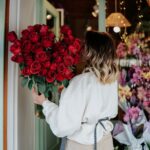 Zu bestimmten Anlässen dürfen es auch gern mal ein paar mehr rote Rosen sein. Bildquelle: © Ahmed / Unsplash.com