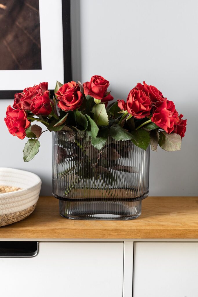 Warum sich nicht auch mal selbst rote Rosen für zuhause kaufen?! Bildquelle: © Uliana Kopanytsia / Unsplash.com
