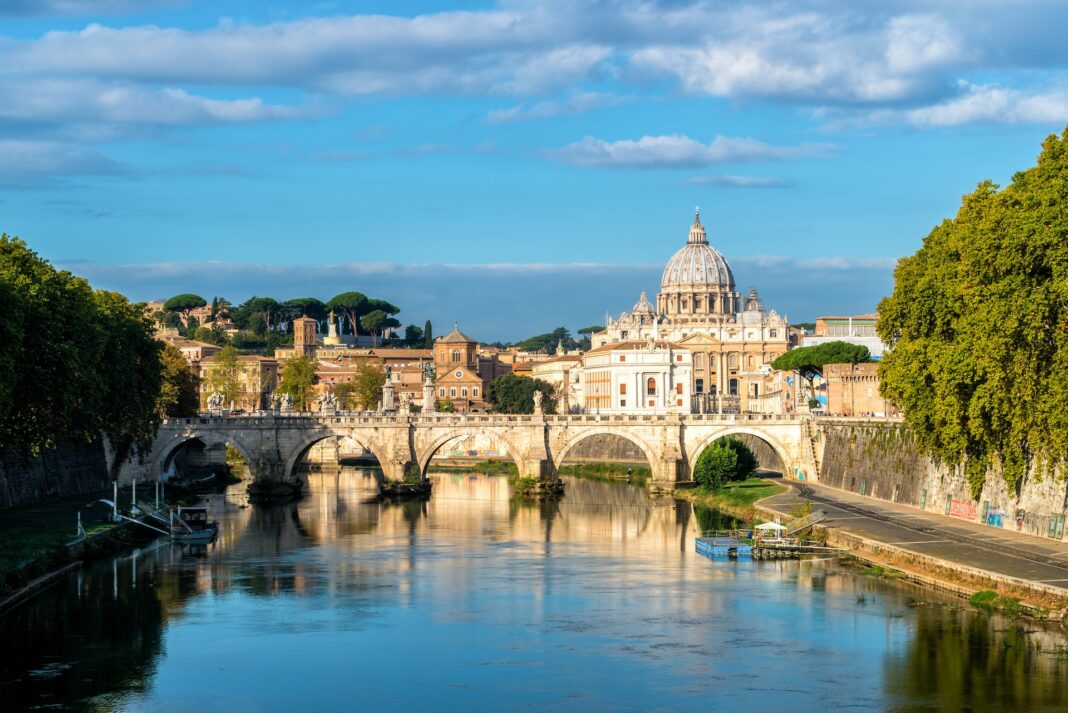 Es gibt unterschiedlichste Möglichkeiten den Vatikan und Rom zu erkunden: Bildquelle: © Getty Images / Unsplash.com