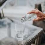 Vor allem ausreichend viel Flüssigkeit unterstützt die Darmgesundheit. Bildquelle: © Sandra Seitamaa / Unsplash.com