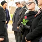 Eine Beerdigung muss organisiert werden. Hier hilft es sehr, wenn der/die Verstorbene bereits im Vorfeld hinterlegt hat, wie diese erfolgen soll. Bildquelle: © The Good Funeral Guide / Unsplash.com
