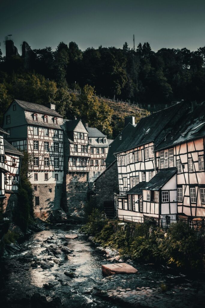 Ein Besuch im historischen Ort Monschau darf bei einem Besuch der Nordeifel auf keinen Fall fehlen. Bildquelle: © Kian Lem / Unsplash.com