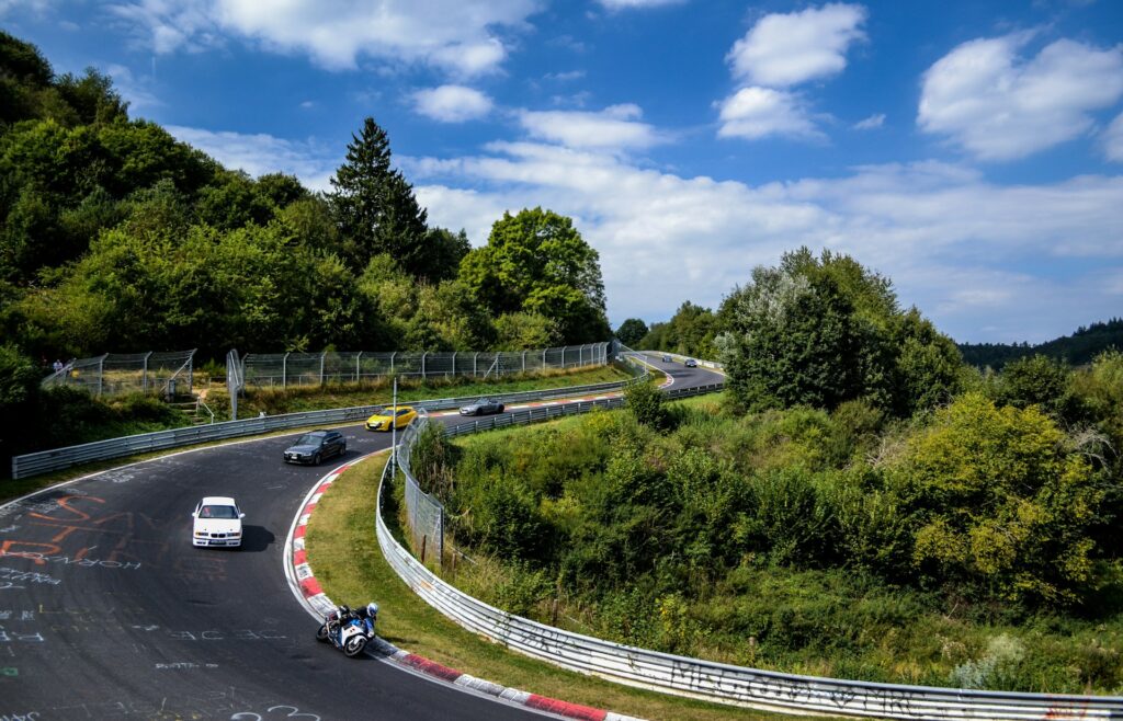 Der berühmte Nürbugring mit seiner legendären Nordschleife ist ein beliebtes Ausflugsziel in der Eifel. Bildquelle: © Oskar de Jonge / Unsplash.com